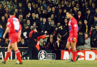 אריק קאנטונה עם הבעיטה המפורסמת לעבר אוהד קריסטל פאלאס (צילום: Steve Morton - EMPICS)