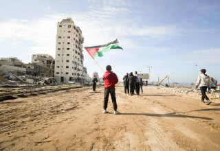 פלסטינים בציר נצרים במהלך הפסקת האש (צילום: חליל חאלוט, פלאש 90)