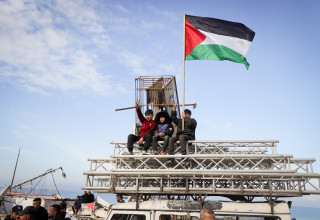 פלסטינים בציר נצרים במהלך הפסקת האש (צילום: חליל חאלוט, פלאש 90)