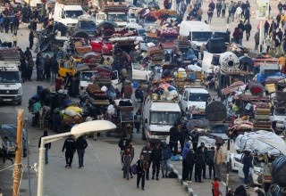 עזתים בציר נצרים (צילום: REUTERS/Hatem Khaled)