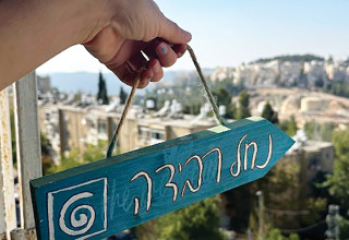 פתאום השלט הזה שקורא: "בואו לטיול בנחל רבידה!" (צילום:  מאי צ'שלה)