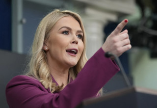 דוברת הבית הלבן, קרוליין לוויט (צילום: AP Photos/ Ben Curtisa)