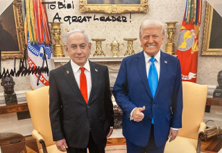 המזכרת שהעניק דונלד טראמפ לבנימין נתניהו בוושינגטון, בכיתוב: "לביבי, מנהיג דגול" (צילום:  דוברות)