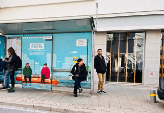 אמפמ מחלקת גרביים בתחנות אוטובוס  (צילום: באדיבות JCS)