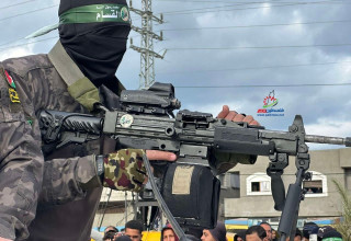 מחבל חמאס נושא נשק ישראלי בעזה (צילום: רשתות ערביות)