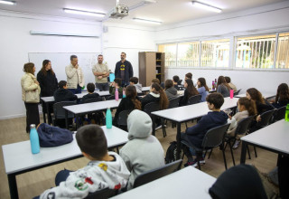 תלמידי בית ספר אפעל חוזרים לשגרה (צילום: אורי חבושי)