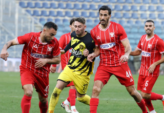 שחקן בית"ר ירושלים, עומר אצילי, מול שחקני בני סכנין חאתם עבד אלחמיד, דניאל גולאני (צילום: דני מרון)