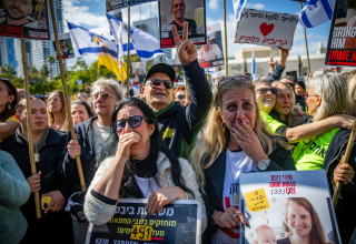אזרחים צופים בשחרור החטופים (צילום: יונתן זינדל, פלאש 90)
