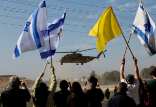 מסוק מחזיר את השבים. לא כולם יסבלו מפוסט טראומה (צילום: רויטרס)