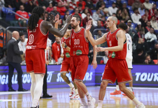 שחקני הפועל תל אביב חוגגים: גיא פלטין, בר טימור, ג'ונתן מוטלי (צילום: לירון מולדובן)