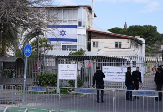 נערכים לקבלת ארונות החטופים החללים במכון לרפואה משפטית באבו כביר (צילום: אבשלום ששוני)