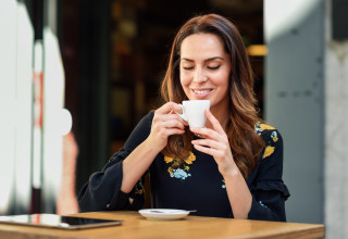 אישה שותה קפה, אישה שותה תה (צילום: אינגאימג')