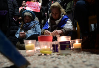 נרות זיכרון, כיכר החטופים. מתאבלים על ארבעת החטופים החללים (צילום: אבשלום ששוני)