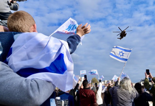 ישראלים מנופפים למסוק של אלי-ה כהן  (צילום: אבשלום ששוני)