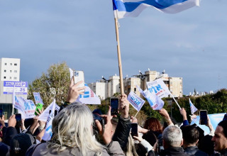 ישראלים מנופפים למסוק של אלי-ה כהן  (צילום: אבשלום ששוני)