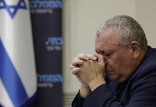 גדי אינזקוט תופס את הראש בישיבת הסיעה (צילום: מארק ישראל סלם)