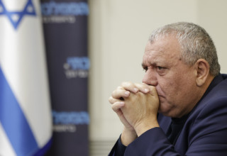 גדי אינזקוט בזמן נאומו של בני גנץ  (צילום: מארק ישראל סלם)