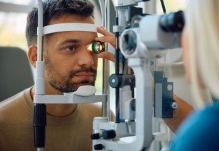 בדיקת עיניים. גם שעה ביום מסוכנת לראייה (צילום: שאטרסטוק)