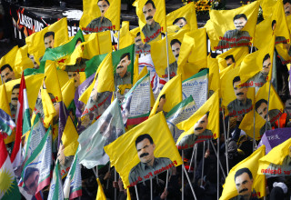 הכורדים בטורקיה עם תמונתו של עבדאללה אוקלאן (צילום: רויטרס)