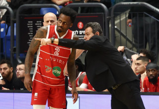 מאמן הפועל תל אביב דימיטריס איטודיס לצד אנטוניו בלייקני (צילום: דני מרון)