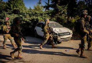 חיילים בקיבוץ נחל עוז, לאחר הטבח (צילום: יונתן זינדל פלאש 90)
