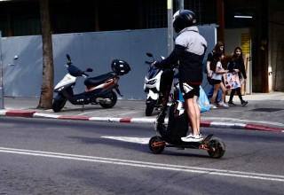 קורקינט חשמלי. למצולמים אין קשר לכתבה (צילום: אבשלום ששוני)