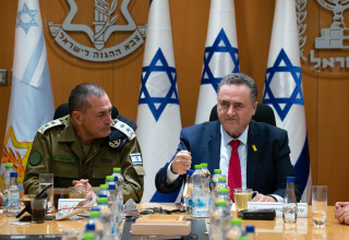 ישראל כ"ץ, אייל זמיר (צילום:  אריאל חרמוני, משרד הביטחון)