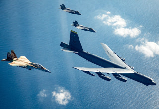 מפציץ B-52 אמריקאי ומטוסי חיל האוויר הישראלי (צילום: דובר צהל)