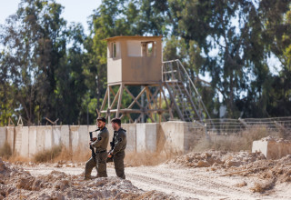 חיילים מחוץ למוצב נחל עוז (צילום: חיים גולדברג/פלאש 90)