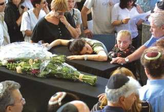לווית סיני קינן והסבתא רות קינן  (צילום:  יהונתן שאול)
