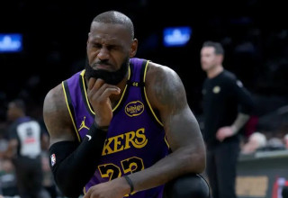 הפנים אומרות הכל. לברון (צילום: GettyImages, Elsa)