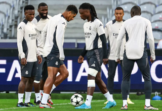 אדוארדו קמאבינגה לצד ג'וד בלינגהאם שחקני ריאל מדריד (צילום: GettyImages)