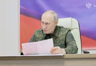 נשיא רוסיה ולדימיר פוטין על מדים בביקור בקורסק (צילום: רויטרס)