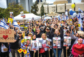 מחכים לשובם בכיכר החטופים (צילום: יונתן זינדל, פלאש 90)