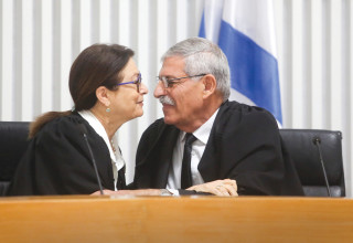 אורי שוהם ואסתר חיות בטקס פרישתו מהעליון ב-2018. בתור נציב הוא הדף את כל התלונות שהוגשו נגדה  (צילום:  מרק ישראל סלם)