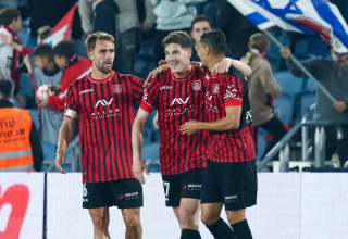 מתן חוזז, אוהד אלמגור, עומר אגבדיש שחקני הפועל ירושלים חוגגים (צילום: דני מרון)