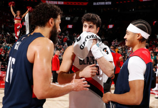 דני אבדיה, פורטלנד טריילבלייזרס, לצד שחקני וושינגטון וויזארדס אנתוני גיל, ג'ורדן פול (צילום: GettyImages, Cameron Browne/NBAE)