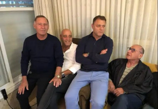 הכול קרה בגלל שעון. יוסי (משמאל) עם אלי (שני מימין) (צילום: באדיבות המצולמים)