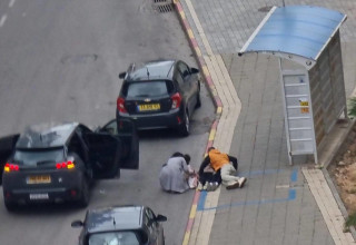 הורים מגוננים בגופם על ילדיהם. אזעקה באשקלון (צילום: שימוש לפי סעיף 27א')