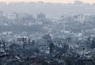 הרס בעזה, כפי שנצפה מהגבול עם ישראל (צילום: REUTERS/Amir Cohen)