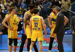 שחקני מכבי תל אביב עם המאמן עודד קטש (צילום: דני מרון)