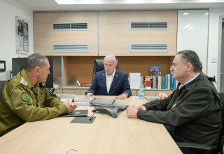 בנימין נתניהו, אייל זמיר, ישראל כ"ץ (צילום:  מעיין טואף, לע"מ)