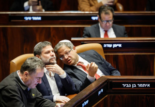 איתמר בן גביר, בצלאל סמוטריץ', ישראל כ"ץ בהצבעה על תקציב המדינה 2025 (צילום: נועם מושקוביץ דוברות הכנסת)