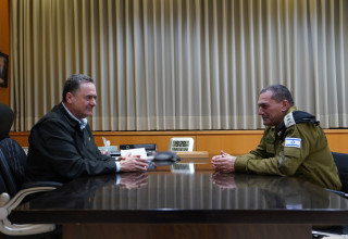 ישראל כ"ץ, אייל זמיר  (צילום:  אריאל חרמוני, משרד הביטחון)