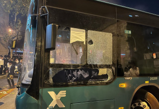 ניפוץ שמשה של אוטובוס (אין קשר לכתבה) (צילום: דוברות המשטרה)