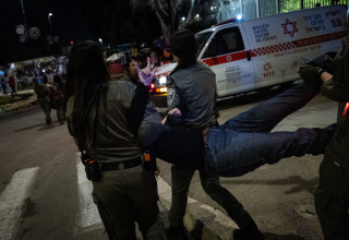 מעצר מפגין במחאה נגד הממשלה בירושלים (צילום: יונתן זינדל, פלאש 90)