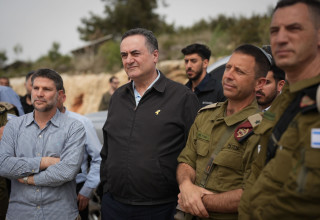 ישראל כ"ץ ובצלאל סמוטריץ' ביהודה ושומרון (צילום: אלעד מלכה, משרד הביטחון)