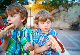 ילד אוכל נקניקיה. סכנת חנק בתינוקות (צילום: שאטרסטוק)