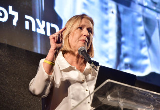 ציפי לבני בכיכר הבימה (צילום: אבשלום ששוני)
