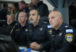 דני לוי מפקח על הפשיטה על ארגון הפשע אבו לטיף (צילום: דוברות המשטרה)